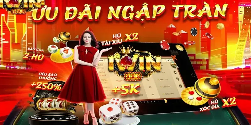 Bàn chơi Poker với các lá bài và chip tại King88 Bet
